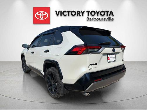 Blizzard Pearl/Midnight Black Metallic 2022 Toyota RAV4 Hybrid SE