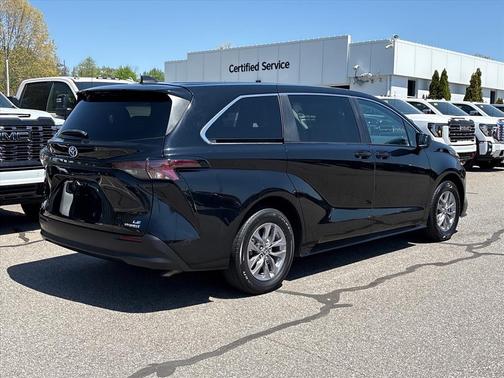 Midnight Black Metallic 2024 Toyota Sienna LE