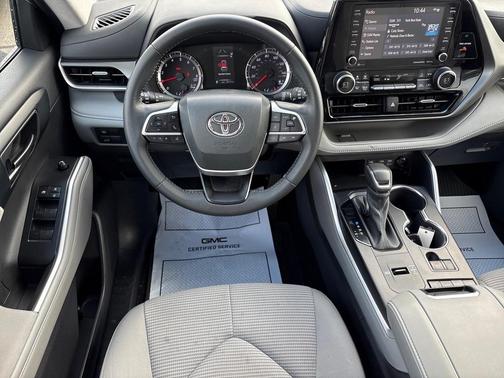 2022 Toyota Highlander LE