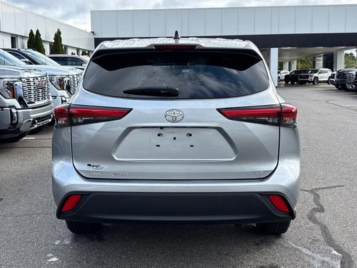 2022 Toyota Highlander LE