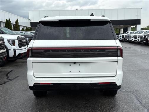 Pristine White Metallic Tri-Coat 2025 Lincoln Navigator Reserve