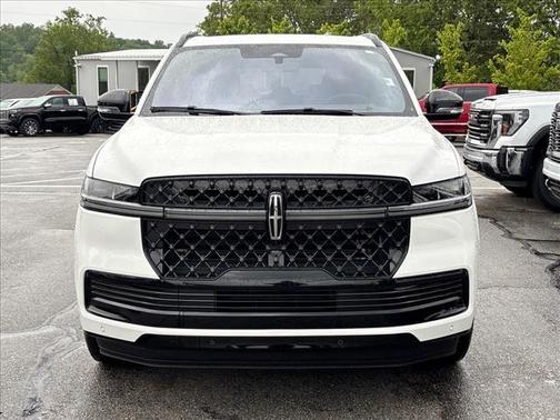 Pristine White Metallic Tri-Coat 2025 Lincoln Navigator Reserve