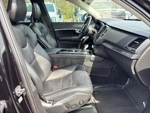 2020 Volvo XC90 T6 Momentum