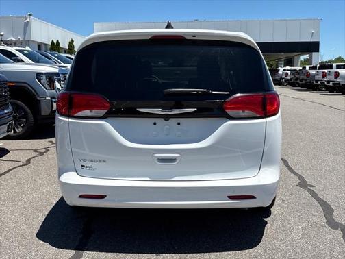 2023 Chrysler Voyager LX
