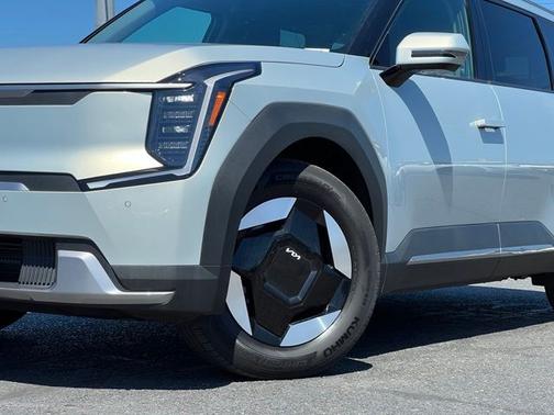 Ivory 2024 Kia EV9 Wind