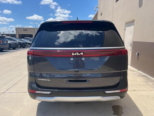 2024 Kia Carnival EX