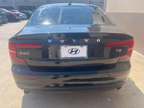 2020 Volvo S60 T5 Momentum