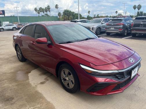 2025 Hyundai ELANTRA SE
