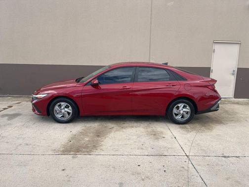 2025 Hyundai ELANTRA SE