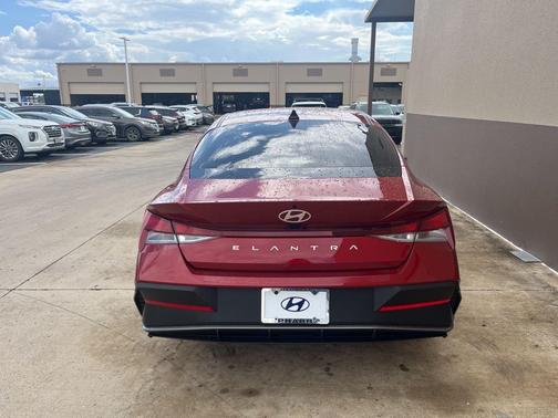 2025 Hyundai ELANTRA SE