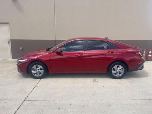 2025 Hyundai ELANTRA SE