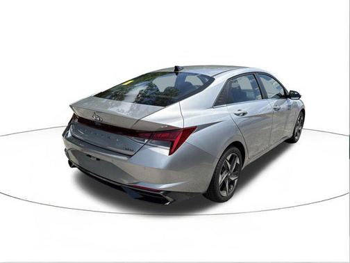 Shimmering Silver Pearl 2023 Hyundai ELANTRA Limited