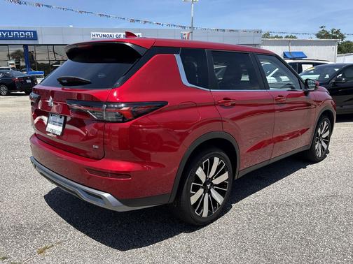 Red Diamond/Black Roof 2025 Mitsubishi Outlander SE