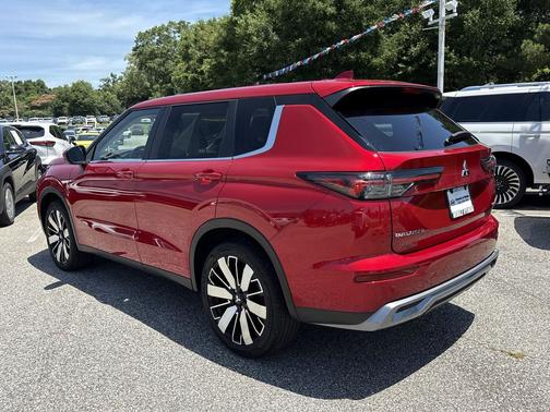 Red Diamond/Black Roof 2025 Mitsubishi Outlander SE