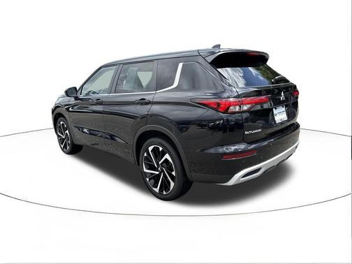 Labrador Black Pearl 2023 Mitsubishi Outlander SE S-AWC