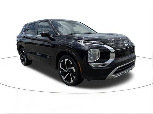 Labrador Black Pearl 2023 Mitsubishi Outlander SE S-AWC