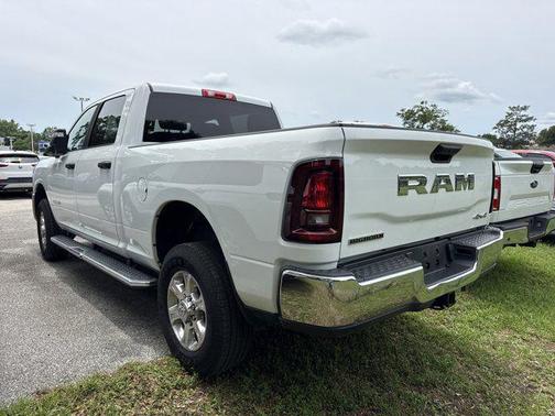 Bright White Clearcoat 2025 RAM 2500 Big Horn Crew Cab 4x4 6'4' Box