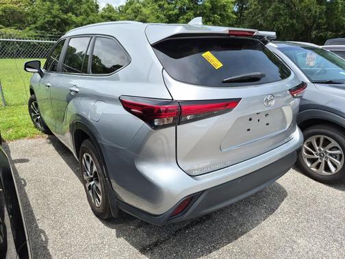 Celestial Silver Metallic 2023 Toyota Highlander XLE