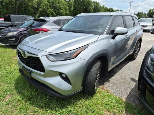 Celestial Silver Metallic 2023 Toyota Highlander XLE