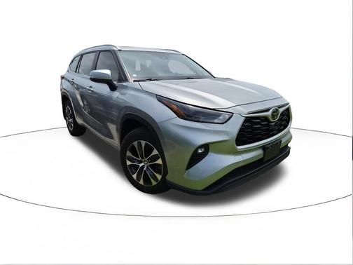 Celestial Silver Metallic 2023 Toyota Highlander XLE