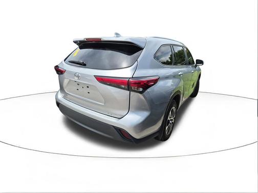 Celestial Silver Metallic 2023 Toyota Highlander XLE