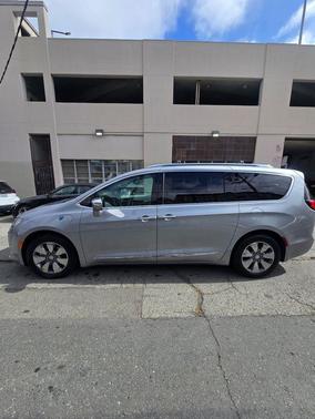 Billet Silver Metallic Clearcoat 2018 Chrysler Pacifica Hybrid Limited