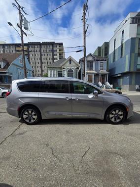 Billet Silver Metallic Clearcoat 2018 Chrysler Pacifica Hybrid Limited