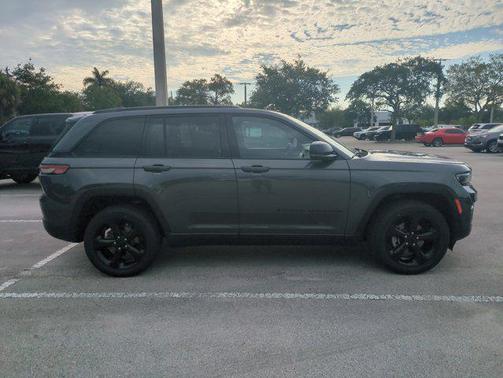 Baltic Gray Metallic Clearcoat 2023 Jeep Grand Cherokee Altitude
