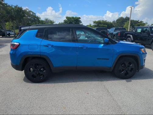 Diamond Black Crystal Pearlcoat 2018 Jeep Compass Latitude
