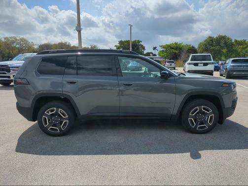 Sting-Gray Clearcoat 2026 Jeep Cherokee Laredo 4x4