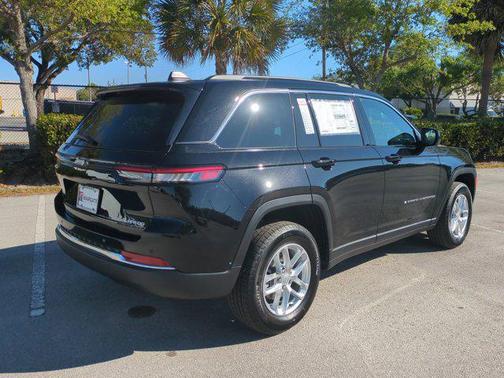 2025 Jeep Grand Cherokee Laredo