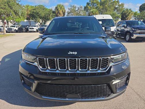 2025 Jeep Grand Cherokee Laredo