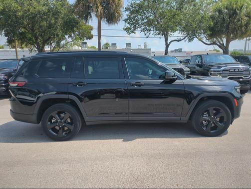 Diamond Black Crystal Pearlcoat 2023 Jeep Grand Cherokee L Altitude