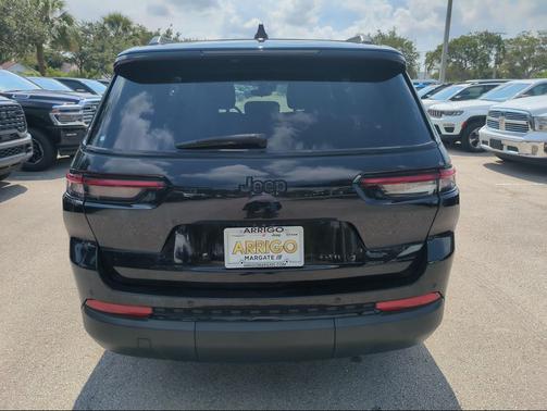 Diamond Black Crystal Pearlcoat 2023 Jeep Grand Cherokee L Altitude