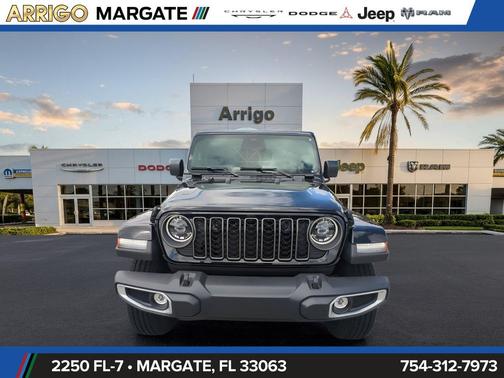 Black Clearcoat 2026 Jeep Gladiator Sahara 4x4