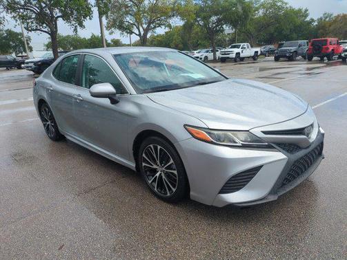 Celestial Silver Metallic 2019 Toyota Camry SE