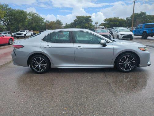 Celestial Silver Metallic 2019 Toyota Camry SE