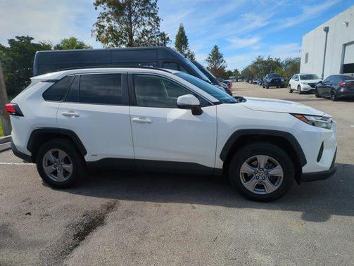 2022 Toyota RAV4 Hybrid XLE