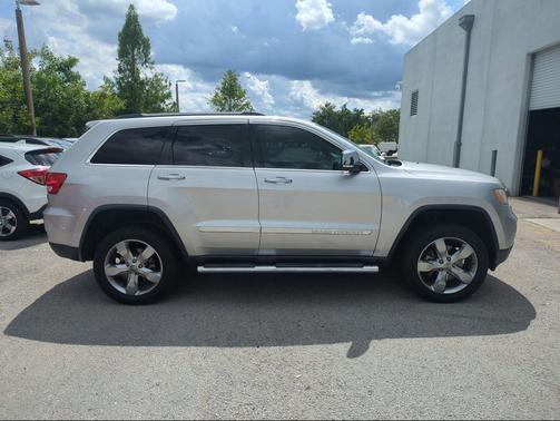 Bright Silver Metallic Clearcoat 2013 Jeep Grand Cherokee Overland