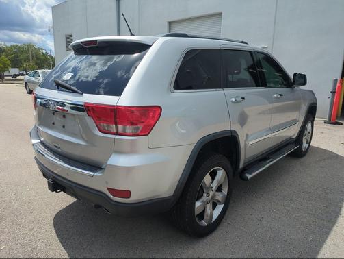 Bright Silver Metallic Clearcoat 2013 Jeep Grand Cherokee Overland