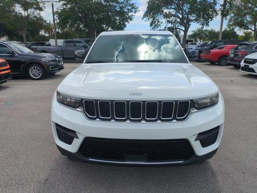 Bright White Clearcoat 2026 Jeep Grand Cherokee Laredo