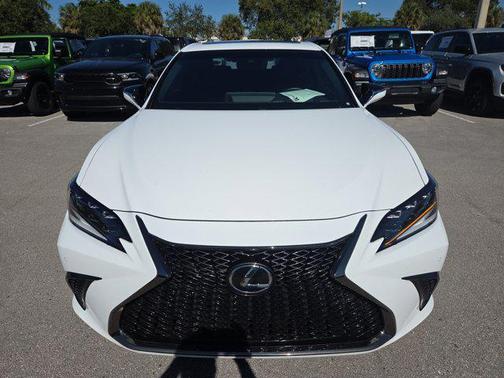 2023 Lexus ES 300h F SPORT Handling