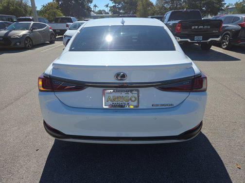 2023 Lexus ES 300h F SPORT Handling