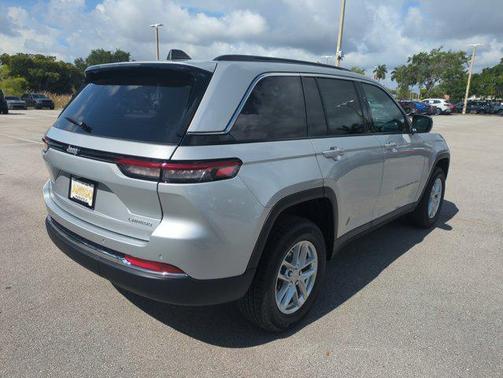 Silver Zynith 2026 Jeep Grand Cherokee Laredo
