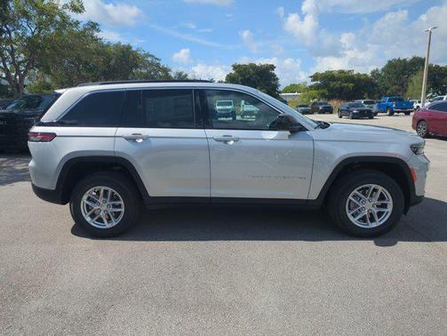Silver Zynith 2026 Jeep Grand Cherokee Laredo