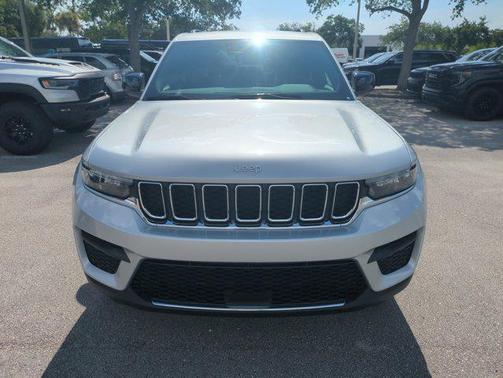 Silver Zynith 2026 Jeep Grand Cherokee Laredo
