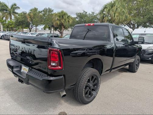 Diamond Black Crystal Pearlcoat 2026 RAM 2500 Big Horn Crew Cab 4x4 6'4' Box