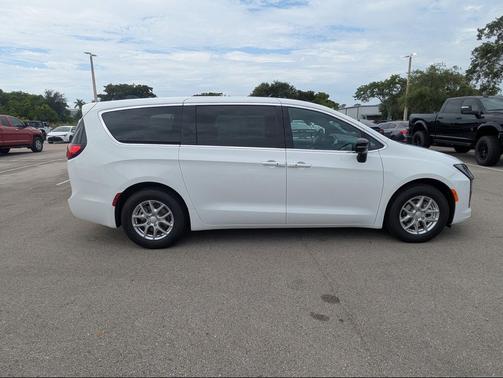 Bright White Clearcoat 2027 Chrysler Pacifica L