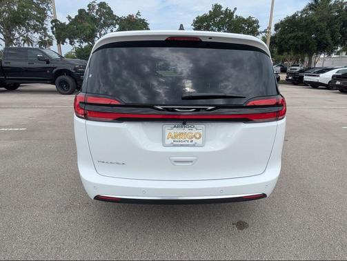 Bright White Clearcoat 2027 Chrysler Pacifica L