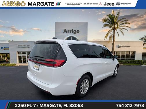 Bright White Clearcoat 2027 Chrysler Pacifica L